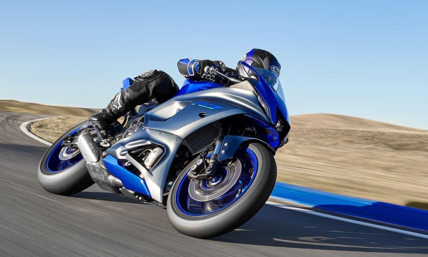 Nuova Yamaha R7 2021. Svelata con foto e dati