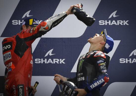MotoGP. Miller che offre il suo stivale per il brindisi MotoGP. Miller che offre il suo stivale per il brindisi