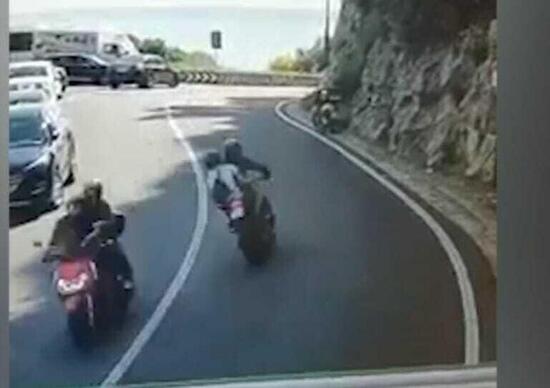 Positano: scooter si scontra con moto, illesi i conducenti Positano: scooter si scontra con moto, illesi i conducenti