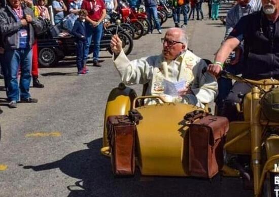 Cuneo, parroco arriva alla benedizione delle moto in sidecar Cuneo, parroco arriva alla benedizione delle moto in sidecar