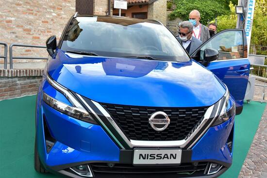 Il nuovo Nissan Qashqai affascina il Piemonte dalla torre medievale di Barbaresco, Con Errebi Auto Il nuovo Nissan Qashqai affascina il Piemonte dalla torre medievale di Barbaresco, Con Errebi Auto