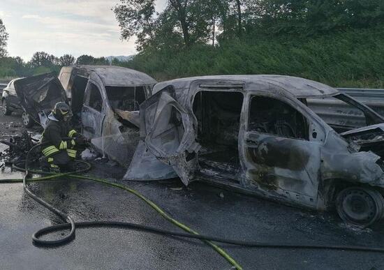 Brescia: maxi-tamponamento sulla A4. Due auto in fiamme Brescia: maxi-tamponamento sulla A4. Due auto in fiamme