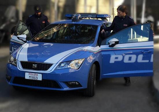 Lodi, finisce con l'auto nel canale. La Polizia la salva Lodi, finisce con l'auto nel canale. La Polizia la salva