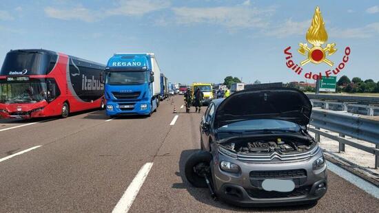 Brutto incidente in autostrada A4, Pullman Itabus e camion coinvolti insieme a 2 auto Brutto incidente in autostrada A4, Pullman Itabus e camion coinvolti insieme a 2 auto