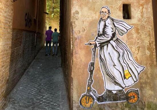 Il Papa in monopattino elettrico... sui muri di Roma Il Papa in monopattino elettrico... sui muri di Roma