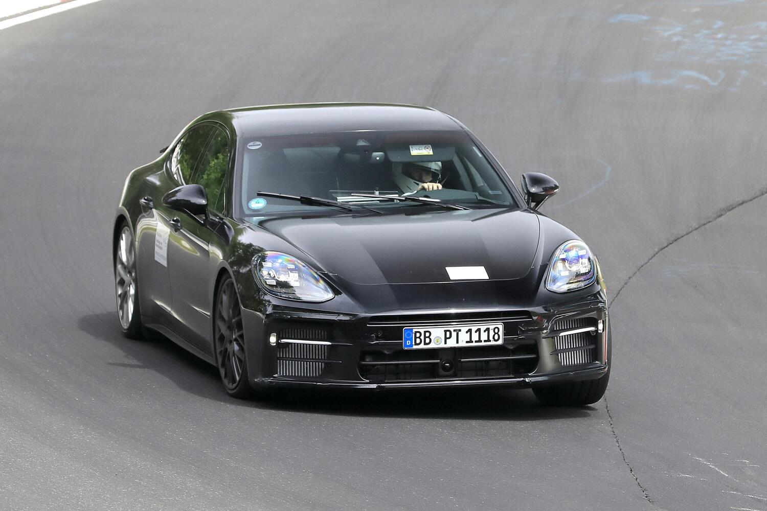 Porsche Panamera restyling, le foto spia al Nürburgring