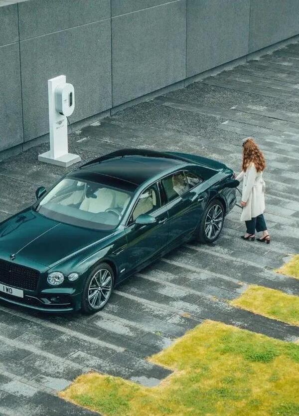 I tedeschi mettono la spina a una seconda Bentley: ecco la Flying Spur PHEV