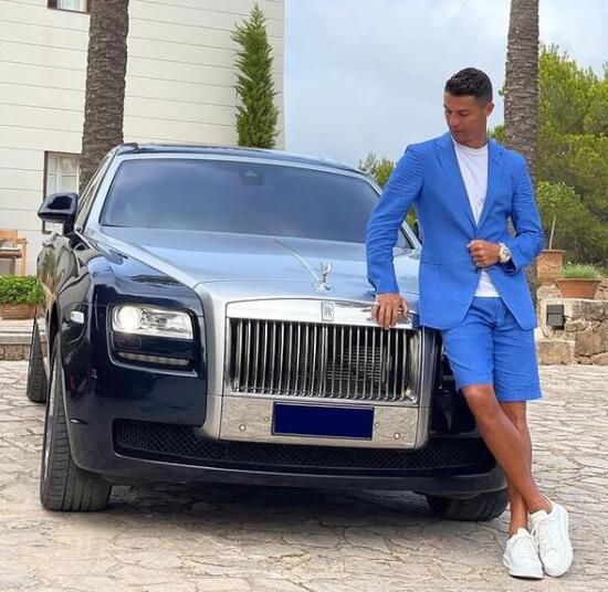 Cristiano Ronaldo in posa con la sua nuova Rolls-Royce Ghost Cristiano Ronaldo in posa con la sua nuova Rolls-Royce Ghost
