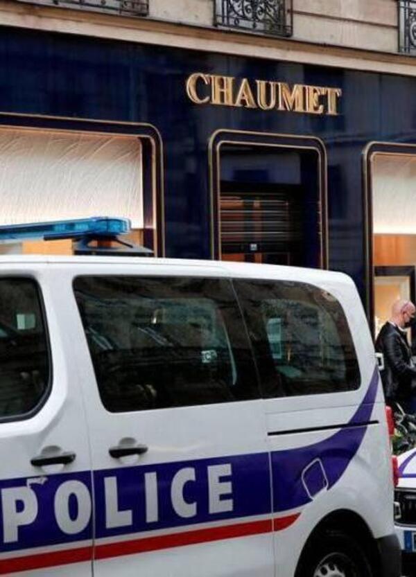 Rapina a Parigi. Lupin fugge sul monopattino elettrico