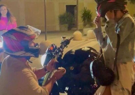Orbetello: 31enne scende dalla moto e chiede di sposarla, la proposta di matrimonio è... col casco Orbetello: 31enne scende dalla moto e chiede di sposarla, la proposta di matrimonio è... col casco