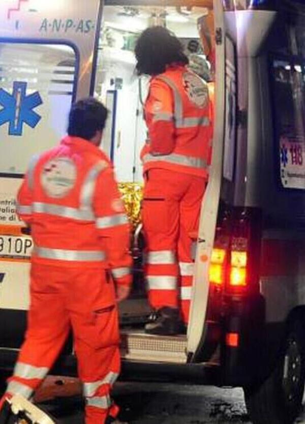 Uomo cade con il monopattino elettrico e muore