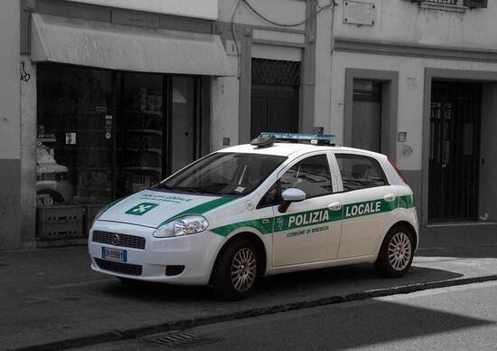 Brescia: giovane motociclista scappa dalla polizia e si tuffa in un torrente, denunciato Brescia: giovane motociclista scappa dalla polizia e si tuffa in un torrente, denunciato
