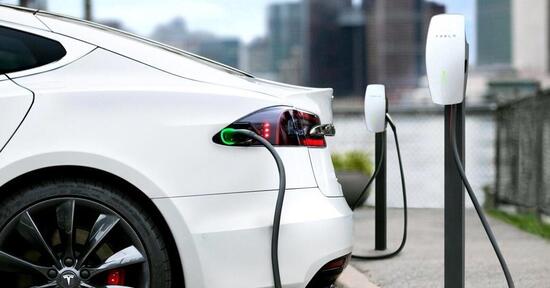 Tesla rischia di esplodere durante la ricarica? Subito scollegata dal passante Tesla rischia di esplodere durante la ricarica? Subito scollegata dal passante