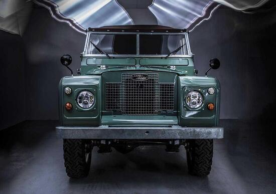Lo storico Land Rover Defender diventa elettrico con Everrati Lo storico Land Rover Defender diventa elettrico con Everrati