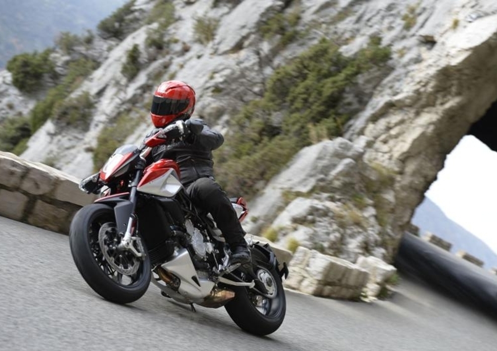 Housse de selle compatible - MV Agusta Rivale 800 2013 - 2018 - mod Sorrento Total Black Tricolor Housse de selle compatible - MV Agusta Rivale 800 2013 - 2018 - mod Sorrento Total Black Tricolor
