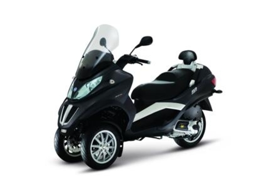 EICMA 2013. Piaggio Mp3 LT Sport e Business EICMA 2013. Piaggio Mp3 LT Sport e Business