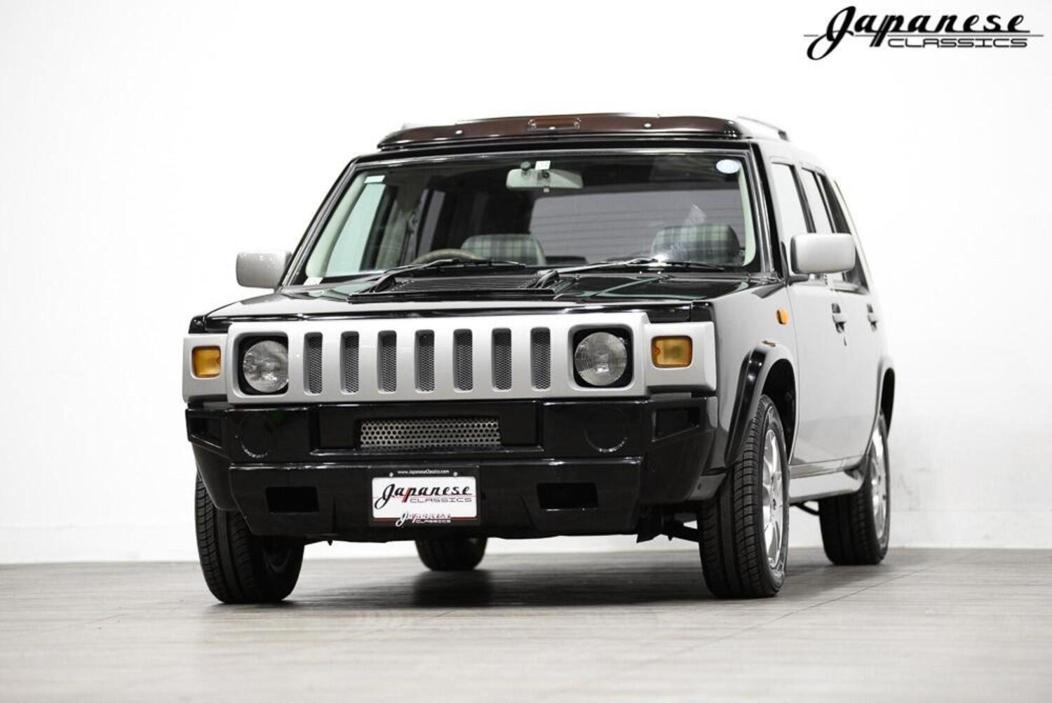 Una rara Nissan Rasheen del 1995 in vendita