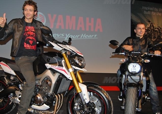 EICMA 2013: Valentino Rossi e Jorge Lorenzo presentano le nuove Yamaha EICMA 2013: Valentino Rossi e Jorge Lorenzo presentano le nuove Yamaha
