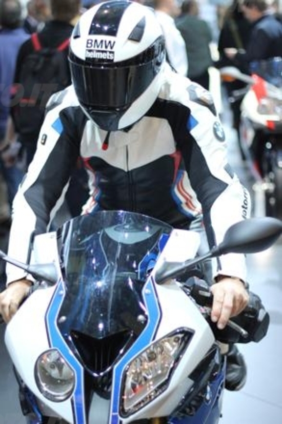 EICMA 2013: Dainese e BMW presentano la tuta DoubleR RaceAir EICMA 2013: Dainese e BMW presentano la tuta DoubleR RaceAir