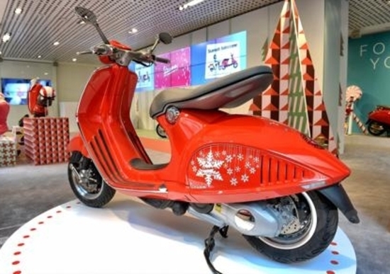 L'unica Vespa 946 rossa all'asta per beneficenza L'unica Vespa 946 rossa all'asta per beneficenza