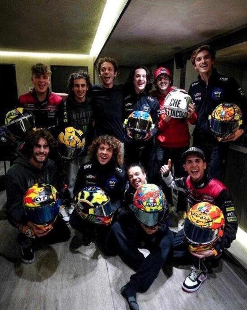 MotoGP 2021. Il GP di Valencia. I piloti dell'Academy riportano in pista i  caschi di Rossi [GALLERY] - MotoGP - Moto.it