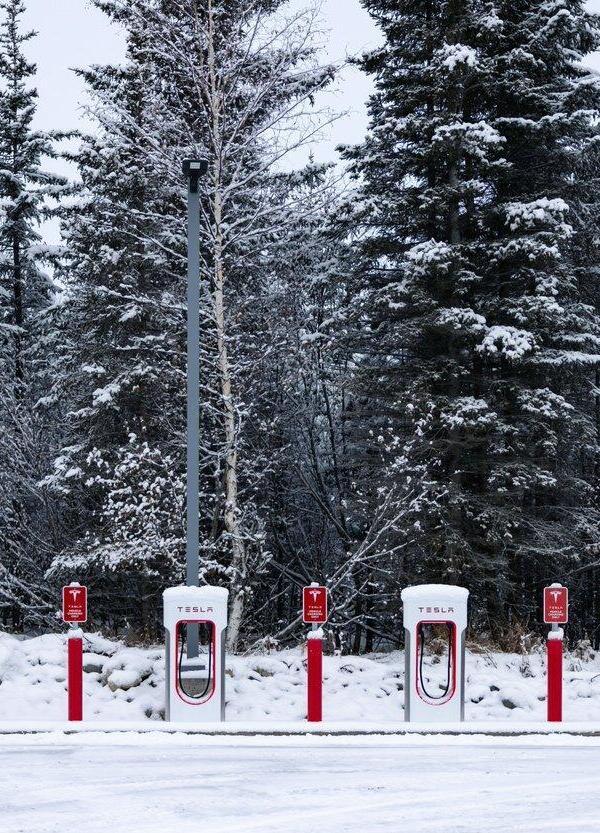 Tesla, i Supercharger arrivano anche in Alaska: ora sono presenti in tutti gli stati degli USA