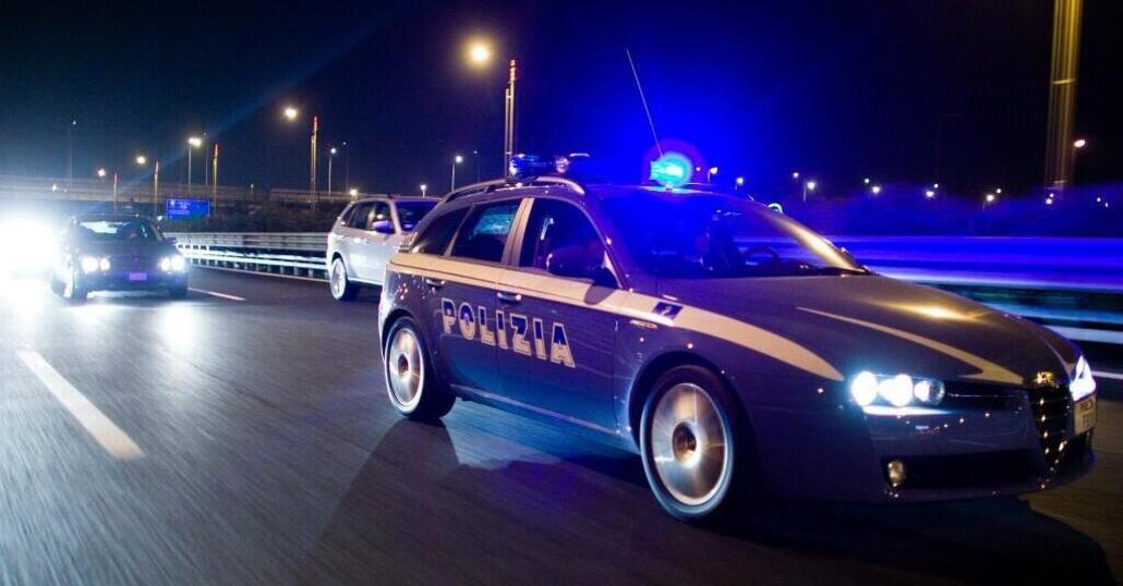 Genova: prima ruba uno scooter e poi tenta di entrare in due locali, nei guai 44enne