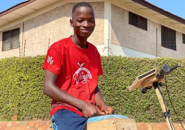 Ghana. Samuel, il ragazzo che costruisce scooter elettrici per disabili