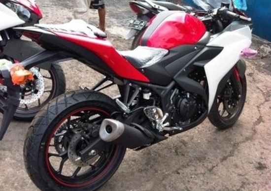 Yamaha R25, nuove foto spia della versione stradale Yamaha R25, nuove foto spia della versione stradale