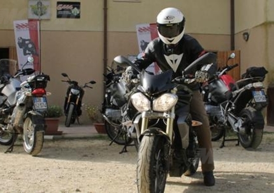 GSSS 2014: al corso di guida federale con la Triumph Street Triple GSSS 2014: al corso di guida federale con la Triumph Street Triple