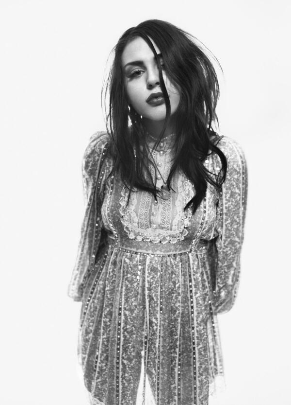 Frances Bean Cobain, la figlia del grunge, compie 30 anni. E ci fa seppellire i resti degli anni Novanta