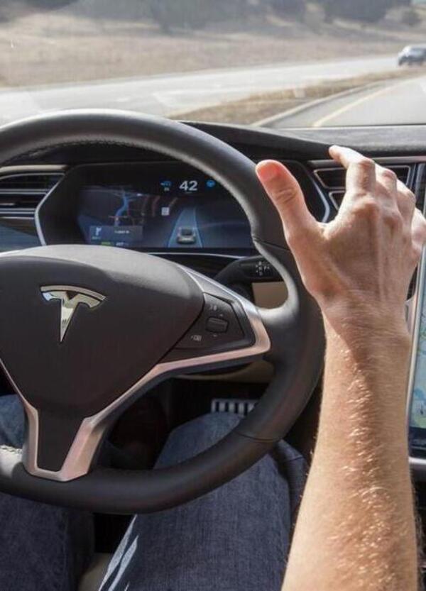 Elon Musk garantisce il Full Self Driving entro dicembre, ma intanto in California... Class action