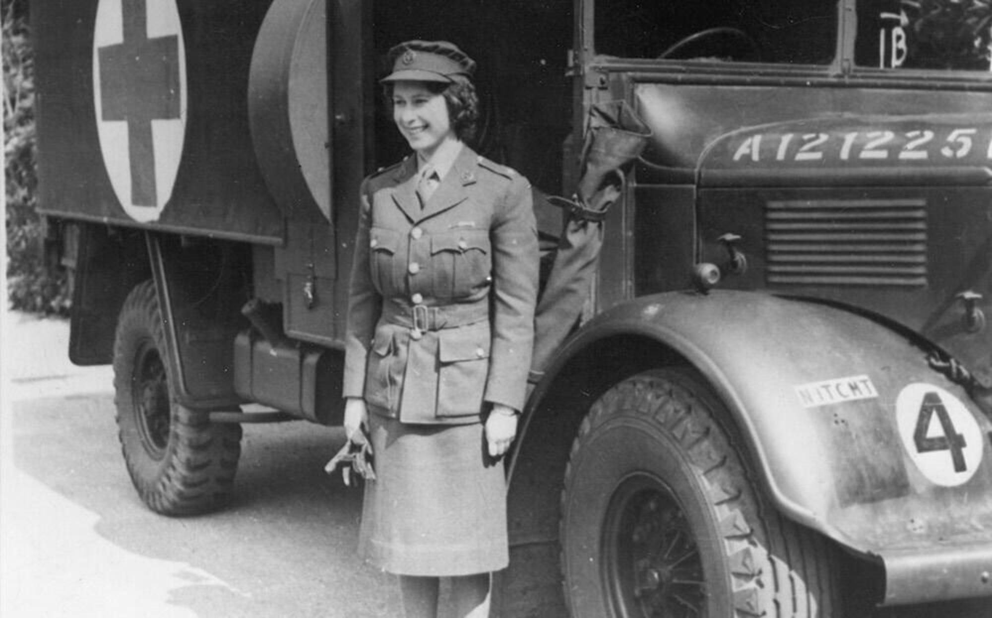 Elisabetta con un'ambulanza dell'Auxiliary Territorial Service