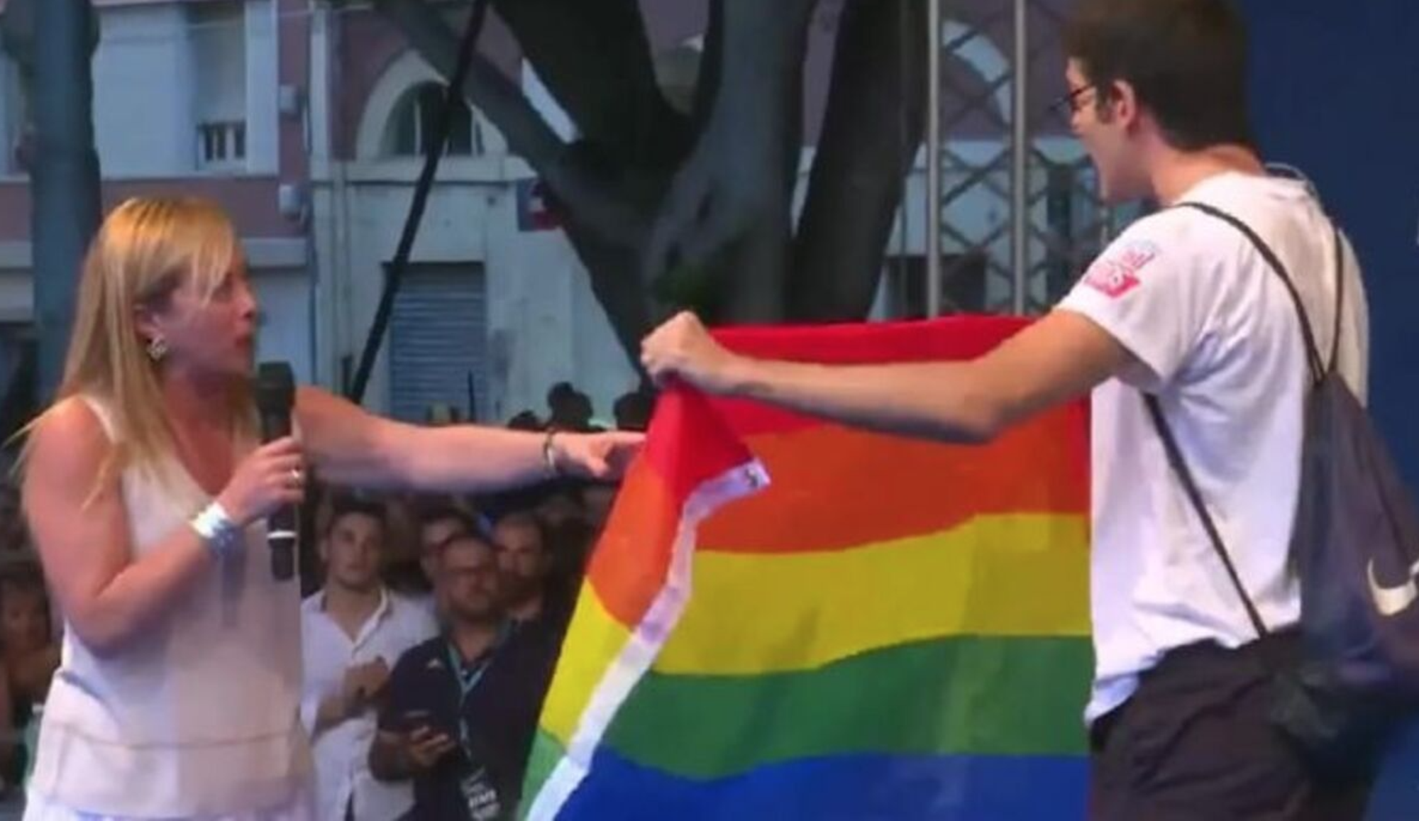La Meloni alle prese con l'invasione di palco di un attivista arcobaleno