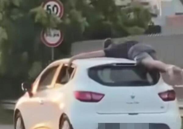 Festeggia la maturit&agrave; aggrappato al tettuccio dell&#039;auto. Da come si comporta, altro che maturo...[VIDEO]