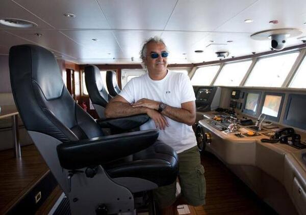 Perch&eacute; Flavio Briatore chiede alla Presidenza del Consiglio un risarcimento di 12,6 milioni? Spoiler: non c&rsquo;entra Giorgia Meloni, ma lo yacht Force Blue &ldquo;svenduto&rdquo; e Bernie Ecclestone&hellip;