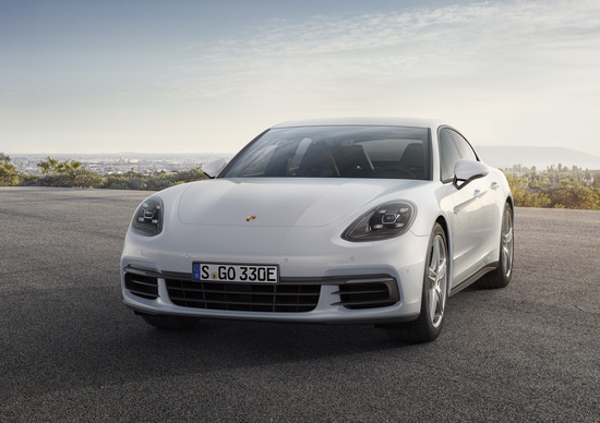 Porsche Panamera, alla gamma si aggiunge la 4 E-Hybrid Porsche Panamera, alla gamma si aggiunge la 4 E-Hybrid