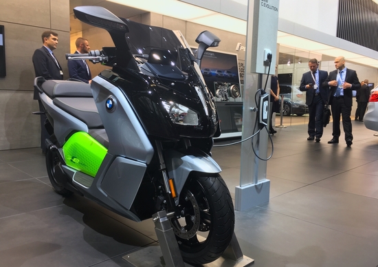 BMW C Evolution Long Range 2017 al Salone di Parigi, prezzo e dati BMW C Evolution Long Range 2017 al Salone di Parigi, prezzo e dati