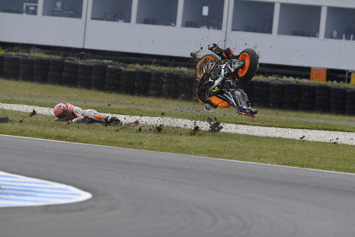 MotoGP, Australia 2016. FOTO - La caduta di Márquez