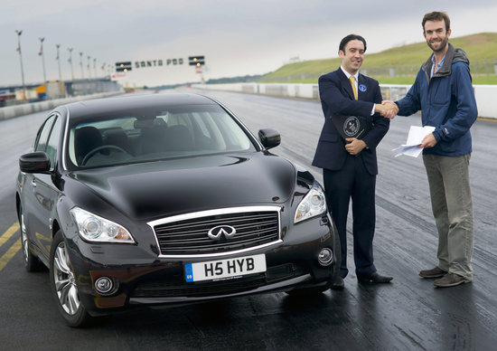 Infiniti M35h nel Guinness World Records come ibrida più veloce Infiniti M35h nel Guinness World Records come ibrida più veloce