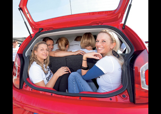 Volkswagen Up! In 16 a bordo per un record Volkswagen Up! In 16 a bordo per un record