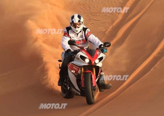 Peterhansel con la Yamaha R1 in pista...di sabbia! Peterhansel con la Yamaha R1 in pista...di sabbia!