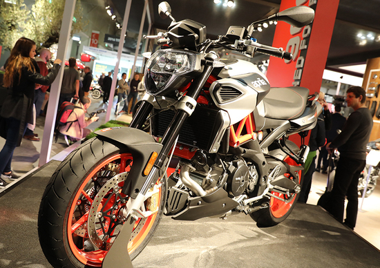 Aprilia Shiver 900 2017 ad EICMA 2016: foto e dati Aprilia Shiver 900 2017 ad EICMA 2016: foto e dati
