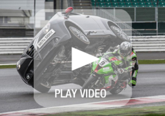 Alfa Romeo MiTo SBK: in piega con una Kawasaki ZX-10R a Silverstone Alfa Romeo MiTo SBK: in piega con una Kawasaki ZX-10R a Silverstone