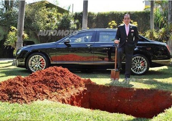 Miliardario seppellisce la sua Bentley per utilizzarla nell'aldilà Miliardario seppellisce la sua Bentley per utilizzarla nell'aldilà
