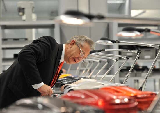 Foster, McLaren P1: «A Woking produciamo auto che cambiano le regole del gioco» Foster, McLaren P1: «A Woking produciamo auto che cambiano le regole del gioco»