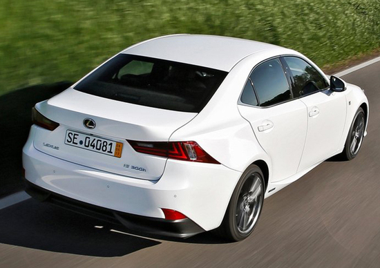 Lexus IS Hybrid: le sensazioni di guida al volante dell'ibrido Lexus IS Hybrid: le sensazioni di guida al volante dell'ibrido
