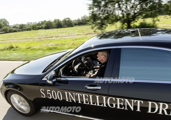 Mercedes vs Google: la Classe S ha guidato da sola per 100 km Mercedes vs Google: la Classe S ha guidato da sola per 100 km