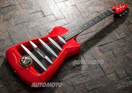 Alfa Romeo 4C: una chitarra elettrica ispirata alla sportiva di Arese Alfa Romeo 4C: una chitarra elettrica ispirata alla sportiva di Arese