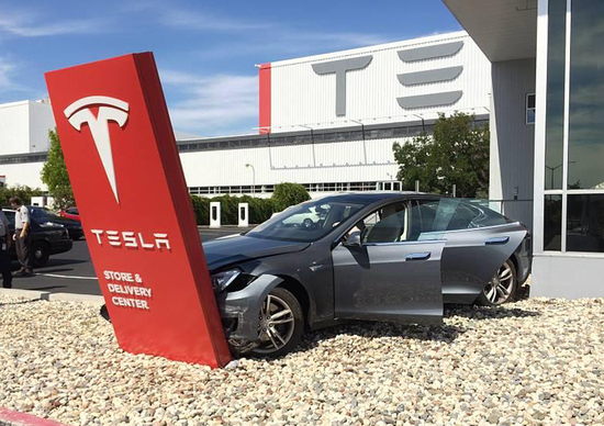 La Tesla Model S e l’incidente più veloce del mondo La Tesla Model S e l’incidente più veloce del mondo